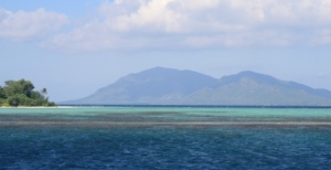 Pulau Cemara Besar dengan latar Pulau Karimun Jawa